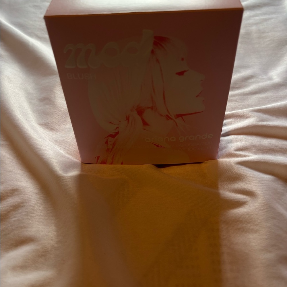 Ariana Grande Mod Blush Fragrance in Pink Box